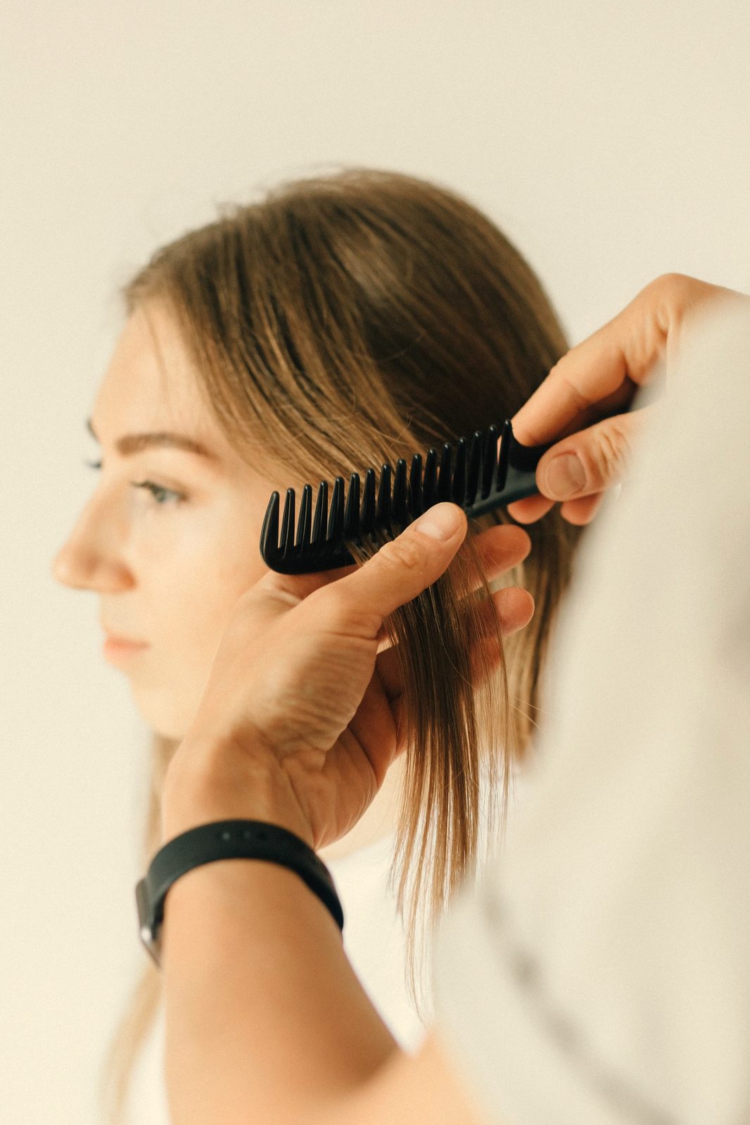 Nakładanie miedzianego balayage pędzlem na blond włosy
