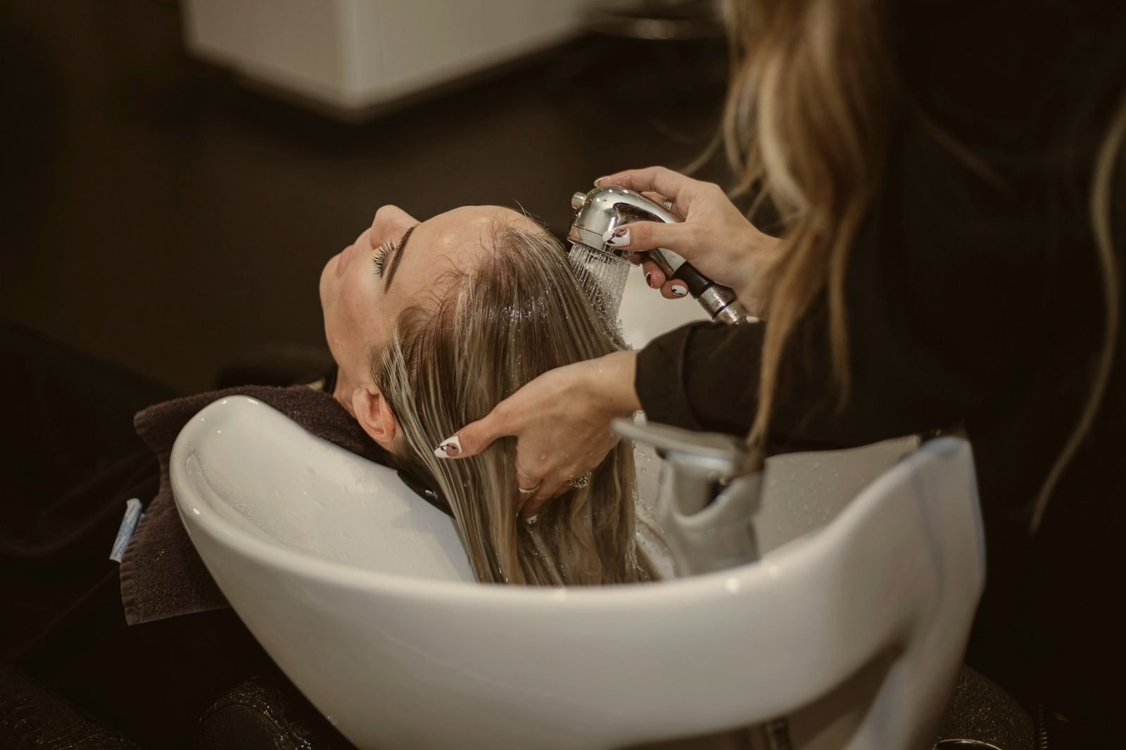 Ręce rozdzielające pasma podczas balayage