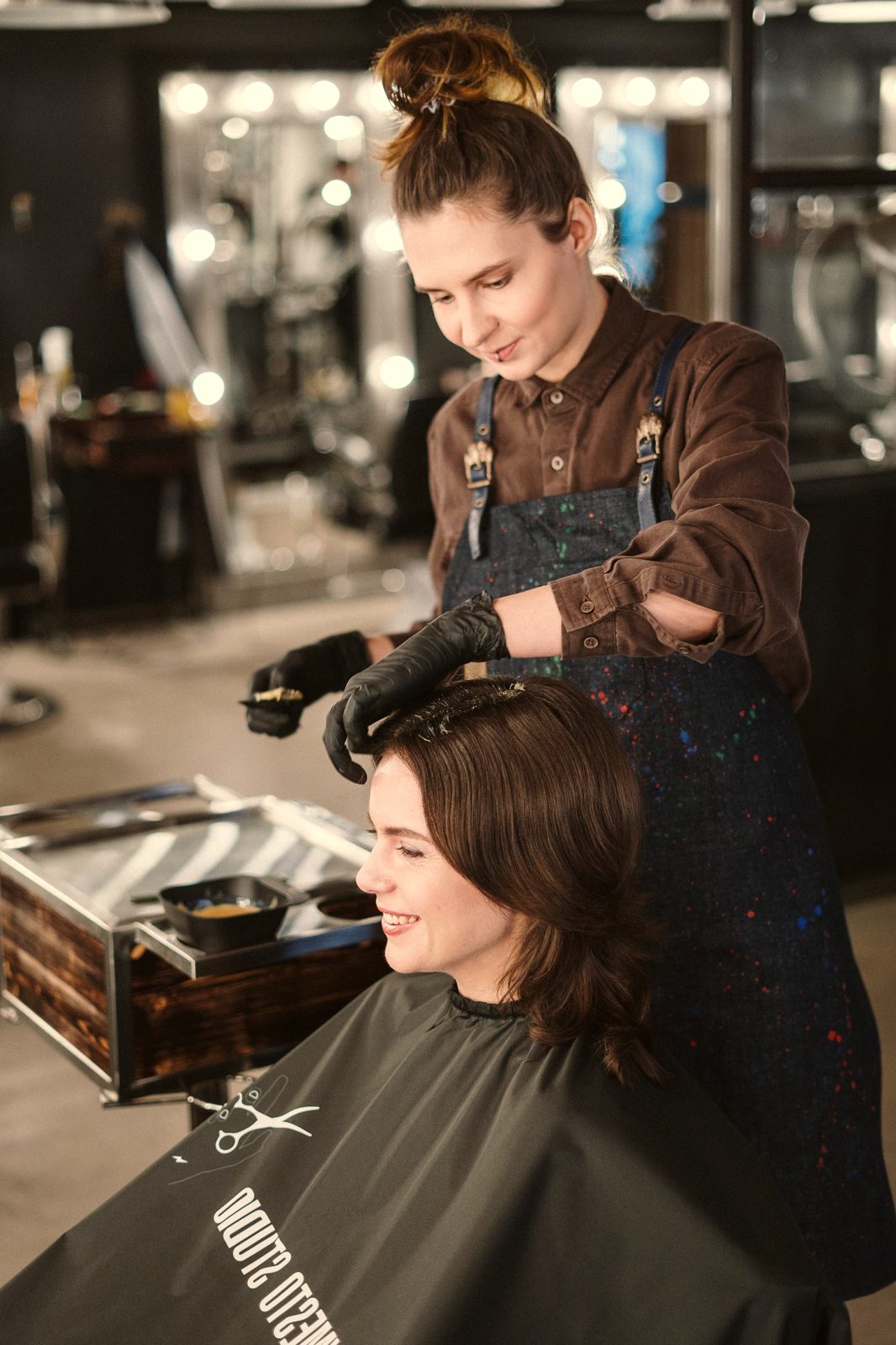 Modelowanie włosów suszarką w salonie